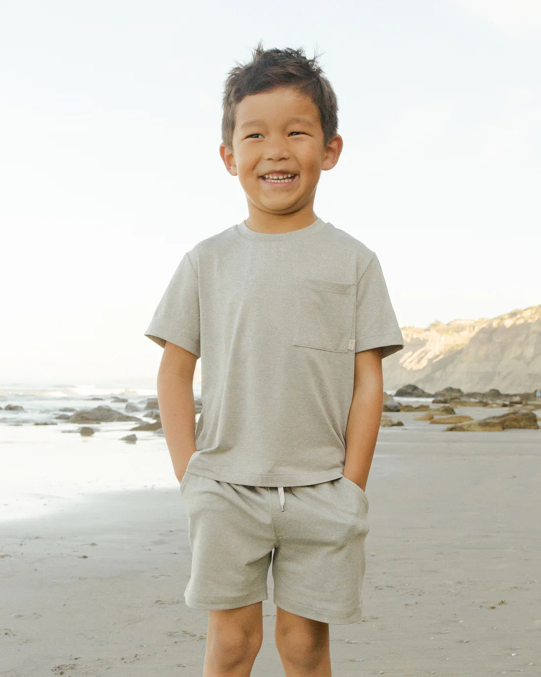 cove essential pocket tee || heathered sage