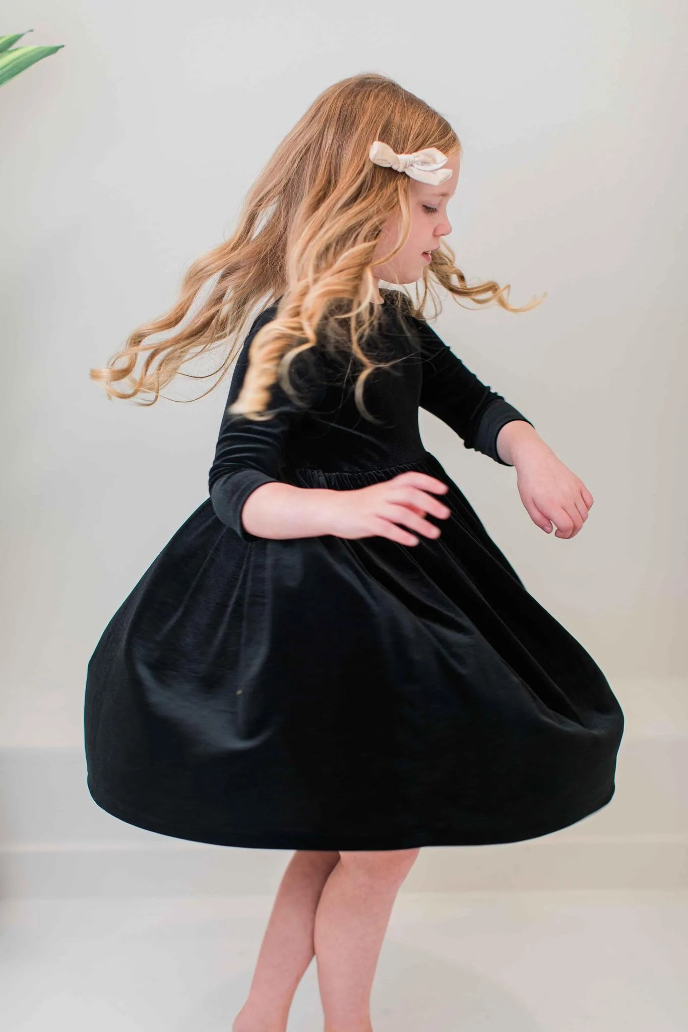 VELVET TWIRL DRESS - BLACK