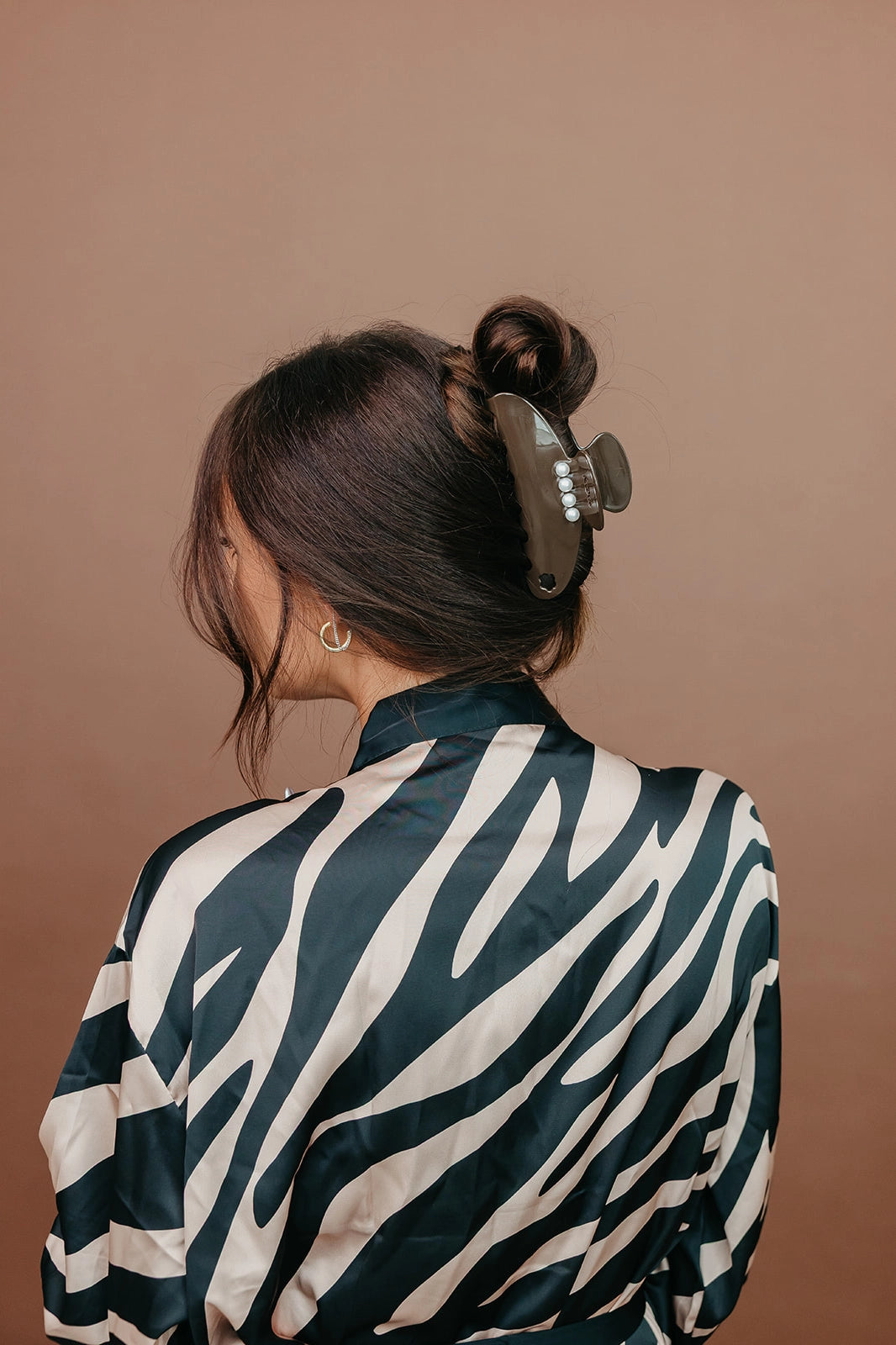 Oversized Pearl Acetate Claw - Chocolate Brown